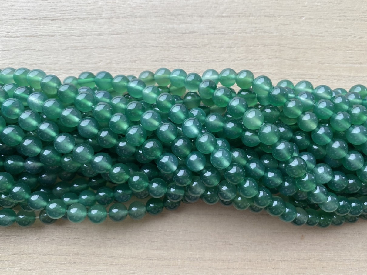 Grøn agat, rund 8mm, hel streng