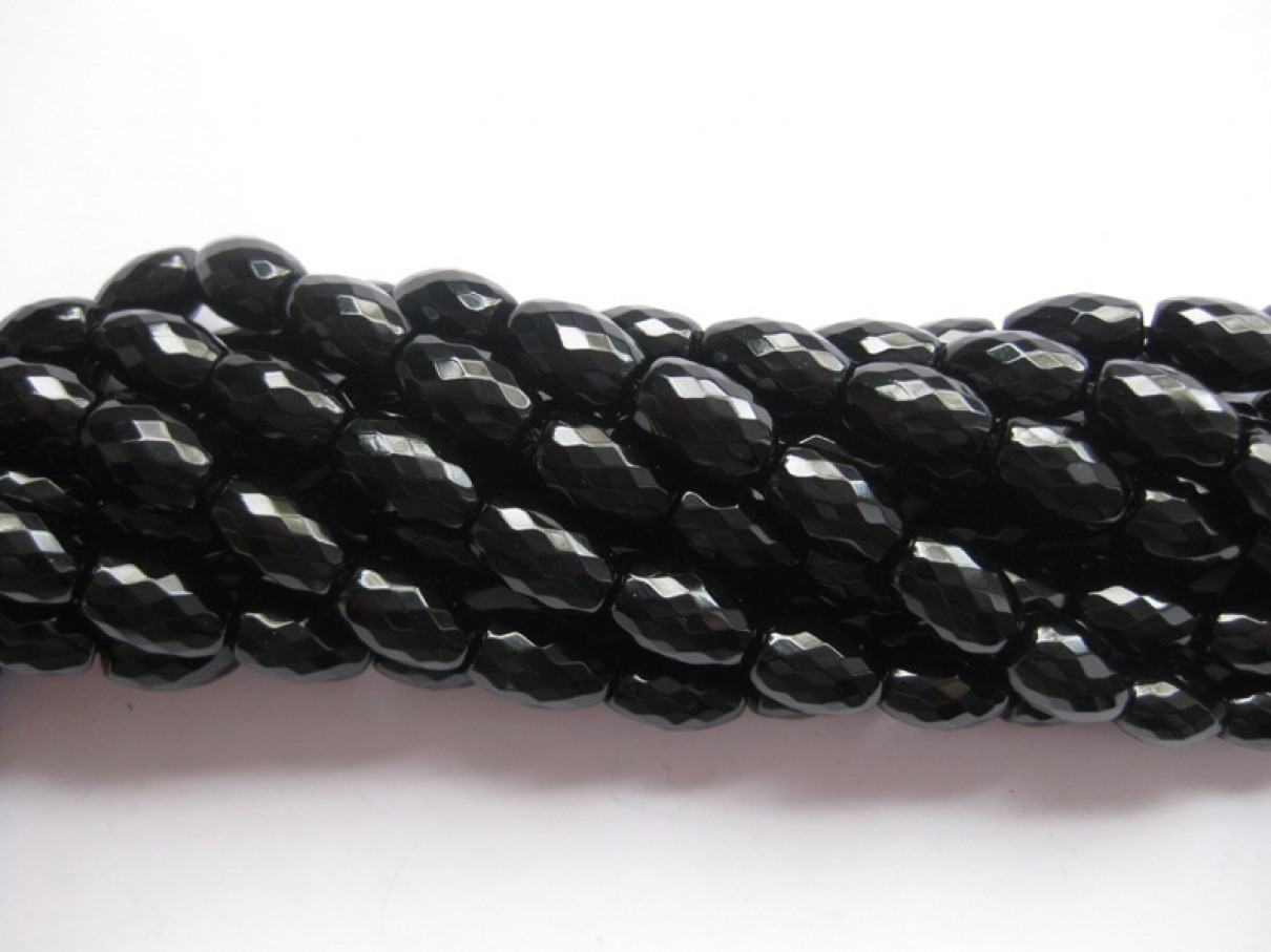 Onyx, facetslebne risformede perler 8x12mm, hel streng