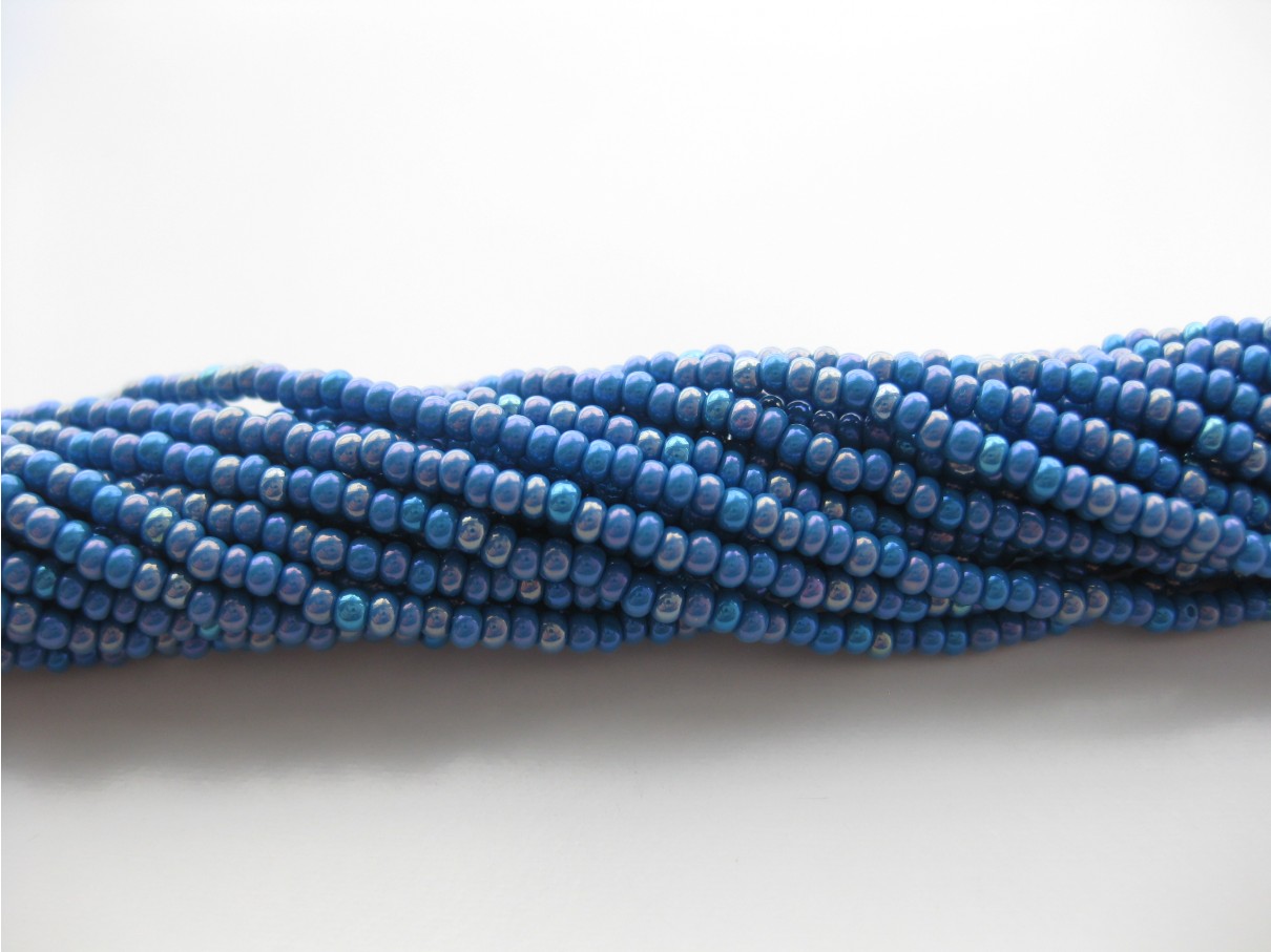 Preciosa seed beads #11 patriot blå regnbue, 50cm streng