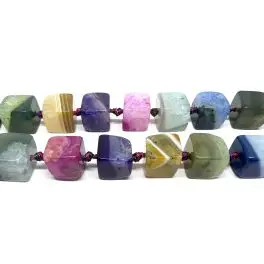 Multifarvet agat med kvarts, ca 13mm terninger, hel streng - Stribet agat
